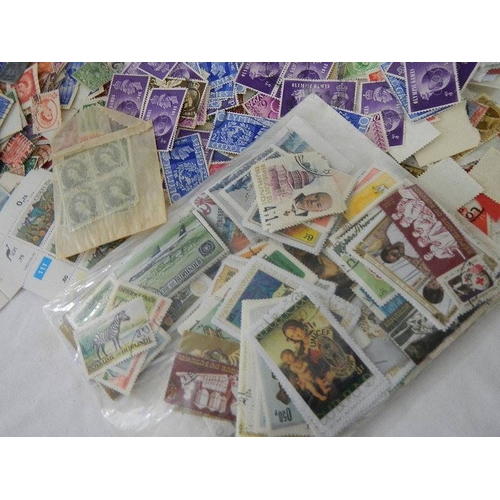 194 - A large quantity of loose stamps.