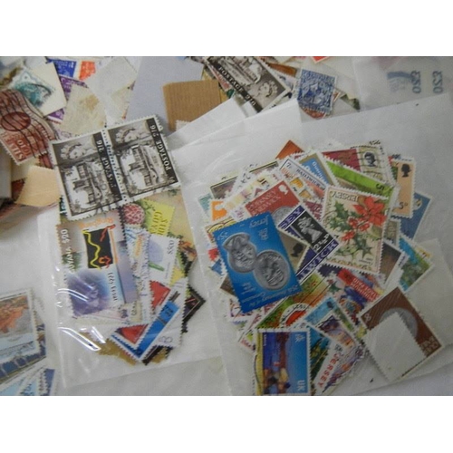 194 - A large quantity of loose stamps.