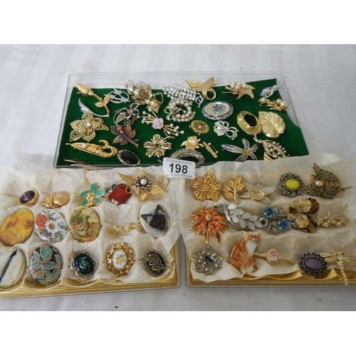 198 - In excess of 50 assorted brooches.