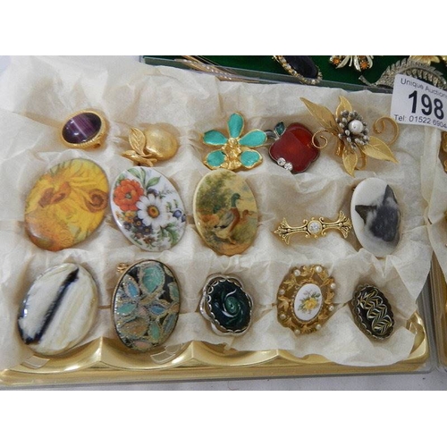 198 - In excess of 50 assorted brooches.