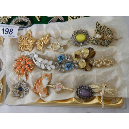 198 - In excess of 50 assorted brooches.