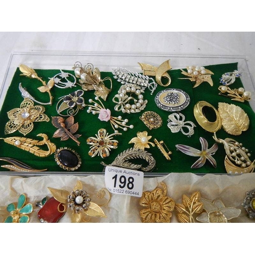 198 - In excess of 50 assorted brooches.