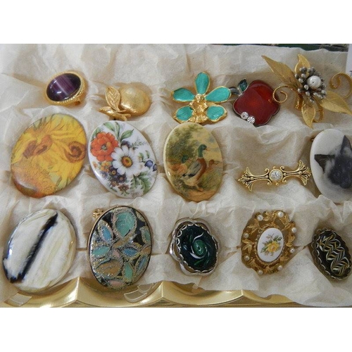 198 - In excess of 50 assorted brooches.