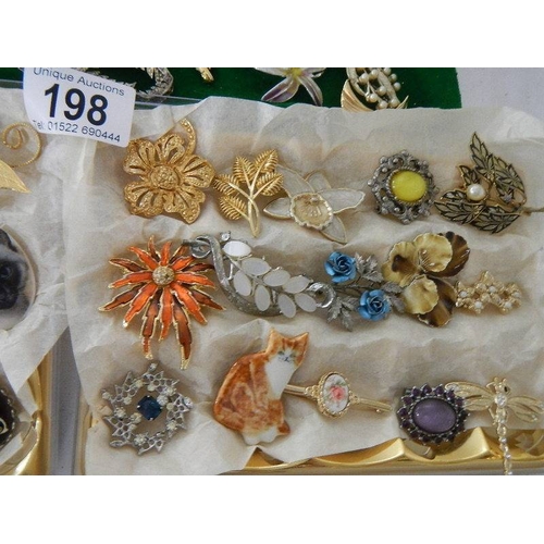 198 - In excess of 50 assorted brooches.