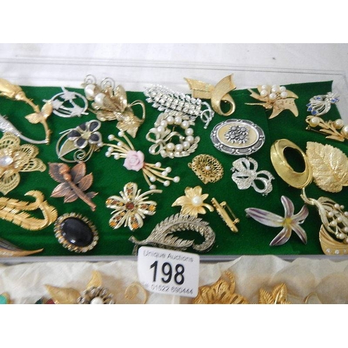 198 - In excess of 50 assorted brooches.