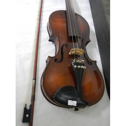 199 - A mid 20th century cased violin with bow - A copy of Jacobus Steiner.