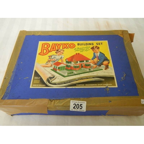 205 - A vintage Bayko building set, unchecked for completeness.