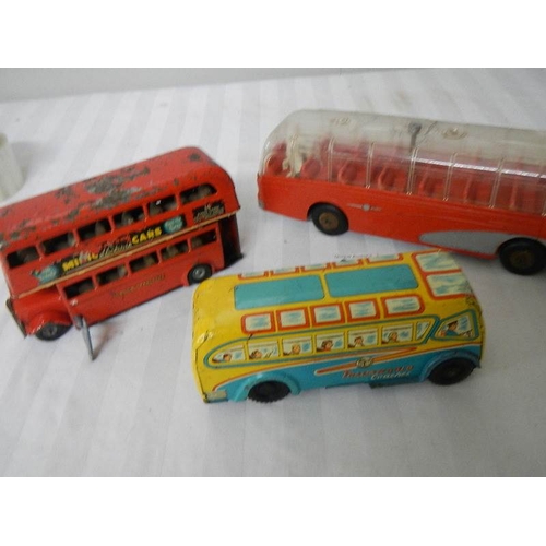 234 - A Triang Minic clockwork bus (working) and 2 Mettoy friction coaches.