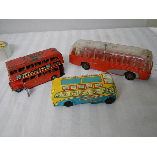 234 - A Triang Minic clockwork bus (working) and 2 Mettoy friction coaches.