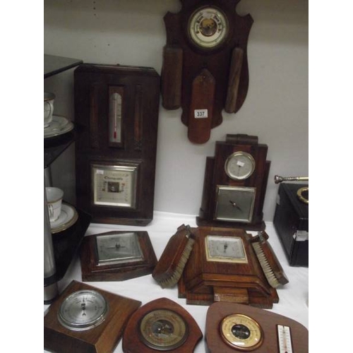 337 - A quantity of assorted oak 1930-50's barometers (one with cracked glass).