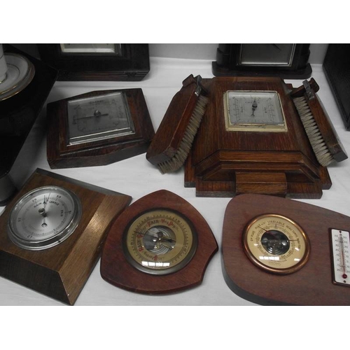 337 - A quantity of assorted oak 1930-50's barometers (one with cracked glass).