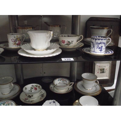 339 - A mixed lot of 19th and 20th century porcelain cups and saucers.