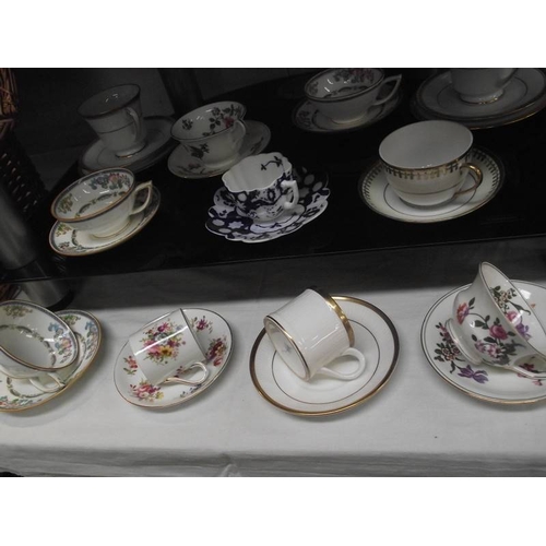 339 - A mixed lot of 19th and 20th century porcelain cups and saucers.