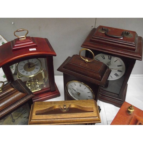 341 - A good selection of modern mantle clocks.