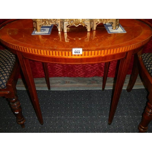 669 - A good quality Edwardian oval side table.