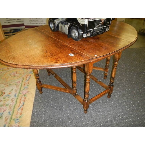 680 - A good quality oak drop leaf dining table.