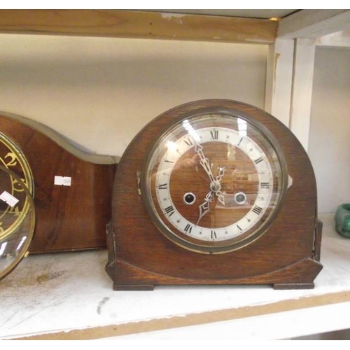 389 - Three 1930's oak mantle clocks (glass on 1 is loose)