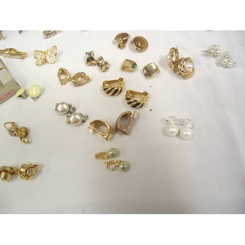 437 - A mixed lot of cuff links and clip on earrings etc.