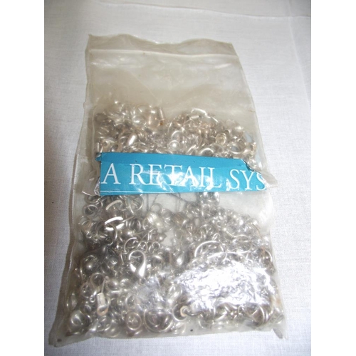 465 - A quantity of assorted chain links, loose beads etc