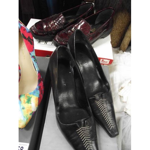 558 - Five pairs of shoes, Kurt Geiger pair size 6, Paul Smith, Nine West and 2 other pairs.