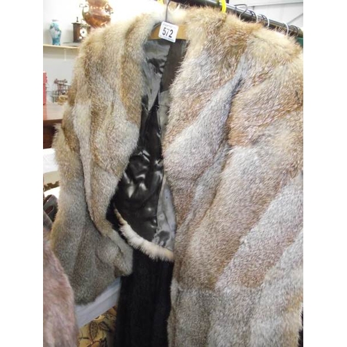 572 - A fur cape (in good condition).