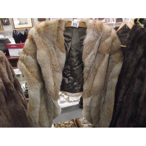 572 - A fur cape (in good condition).