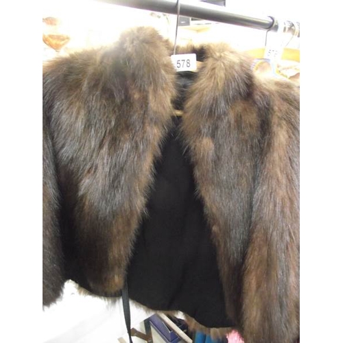 578 - A fur cape (In good condition).