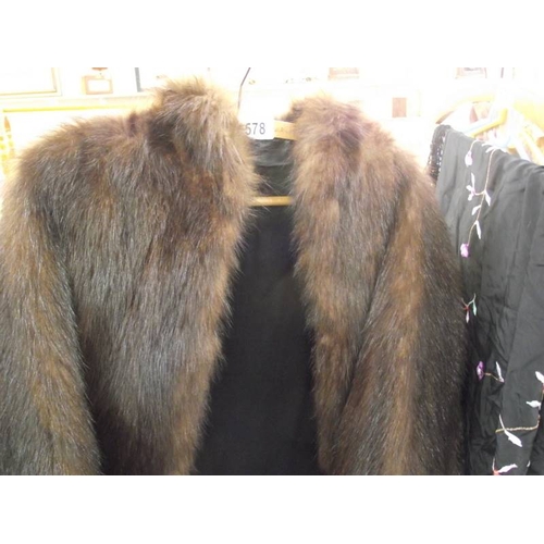 578 - A fur cape (In good condition).