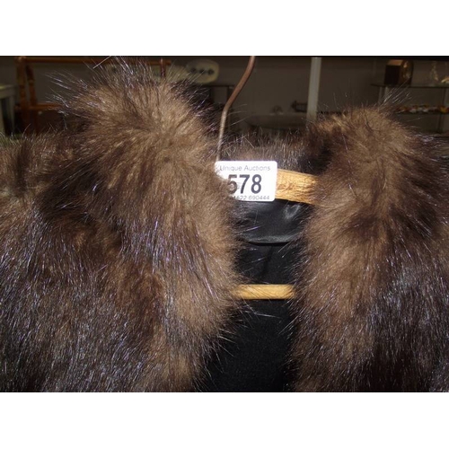 578 - A fur cape (In good condition).