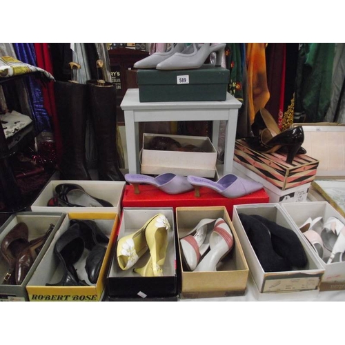 589 - A quantity of vintage ladies shoes.