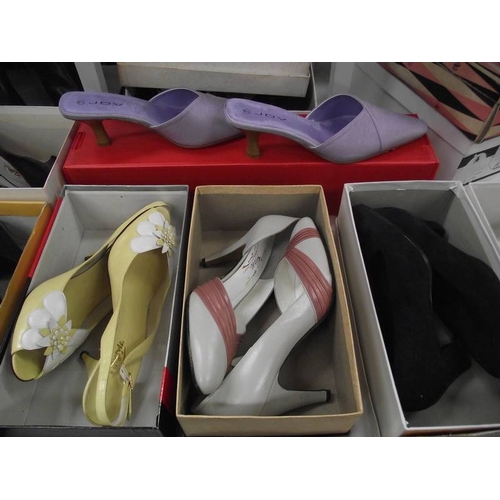 589 - A quantity of vintage ladies shoes.