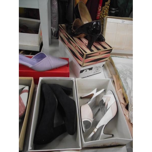 589 - A quantity of vintage ladies shoes.