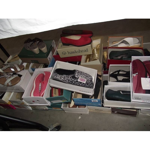 605 - A good selection of boxed vintage ladies shoes.