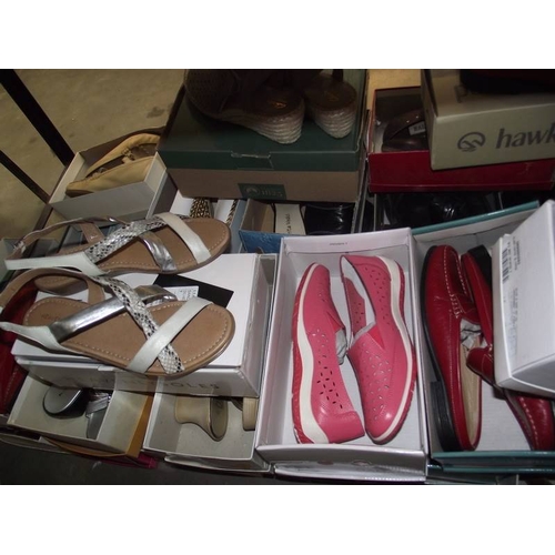 605 - A good selection of boxed vintage ladies shoes.