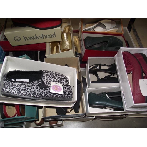 605 - A good selection of boxed vintage ladies shoes.