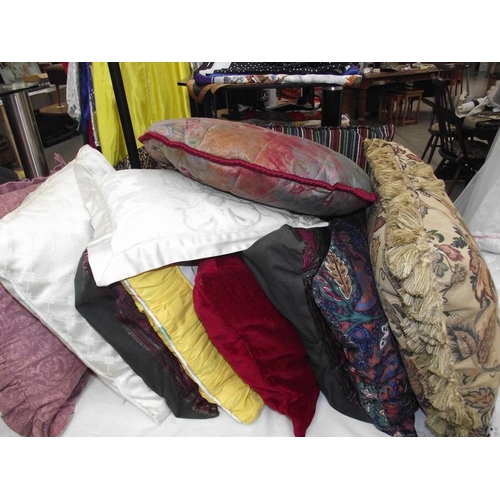 606 - A good selection of cushions.