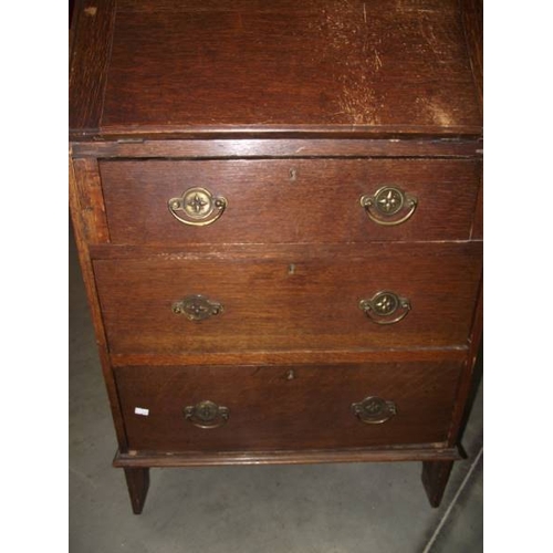 611 - A 1930's oak bureau.