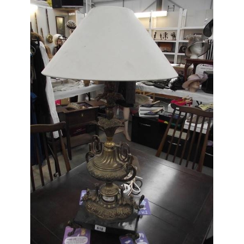 618 - A gilded spelter urn table lamp (wiring a/f).