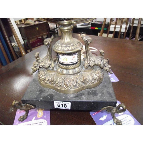 618 - A gilded spelter urn table lamp (wiring a/f).