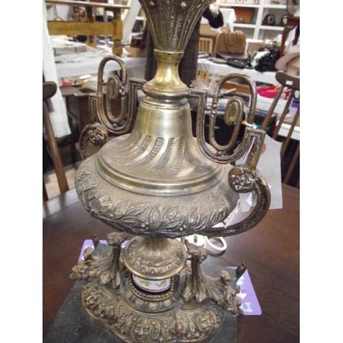 618 - A gilded spelter urn table lamp (wiring a/f).