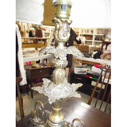 618 - A gilded spelter urn table lamp (wiring a/f).