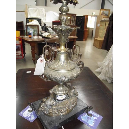 618 - A gilded spelter urn table lamp (wiring a/f).