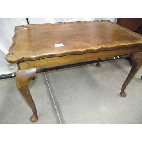 620C - A 1930's table on Queen Anne legs