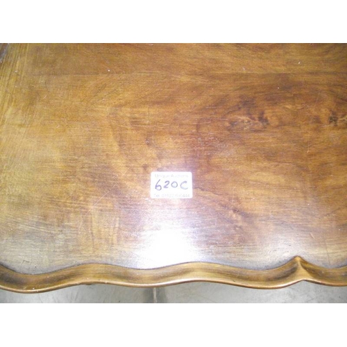 620C - A 1930's table on Queen Anne legs