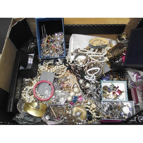 467 - A box of assorted costume jewellery