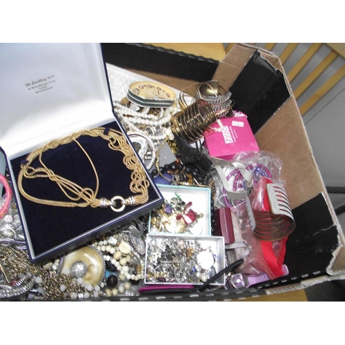 467 - A box of assorted costume jewellery