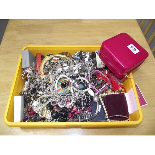 468 - A tray of assorted costume jewellery