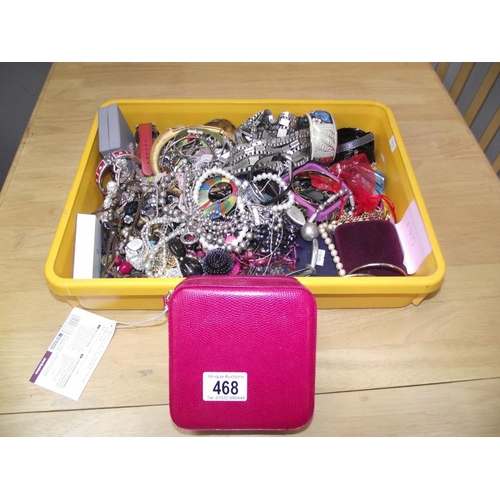 468 - A tray of assorted costume jewellery