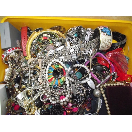 468 - A tray of assorted costume jewellery