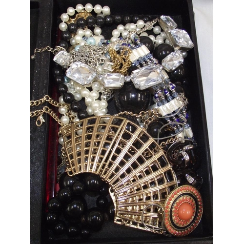 479 - A mixed lot of costume jewellery